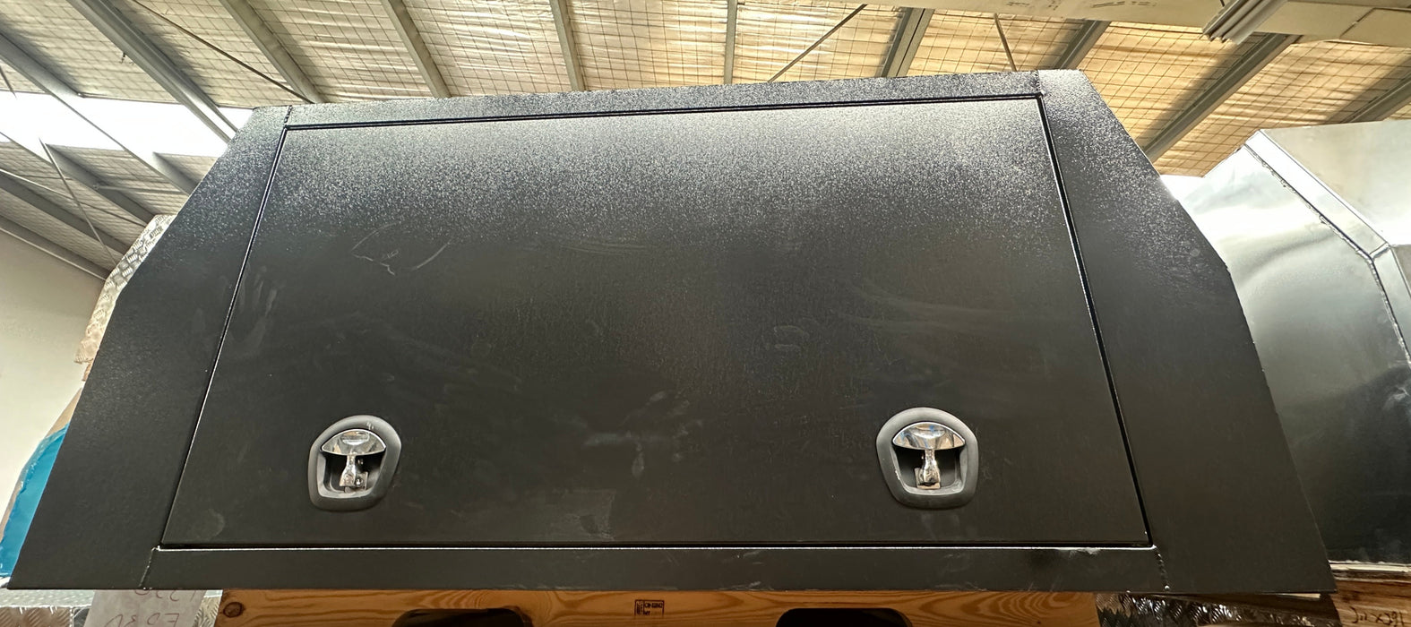 1550 x 1800 x 860mm 3 Door - Flat Plate Black o/s