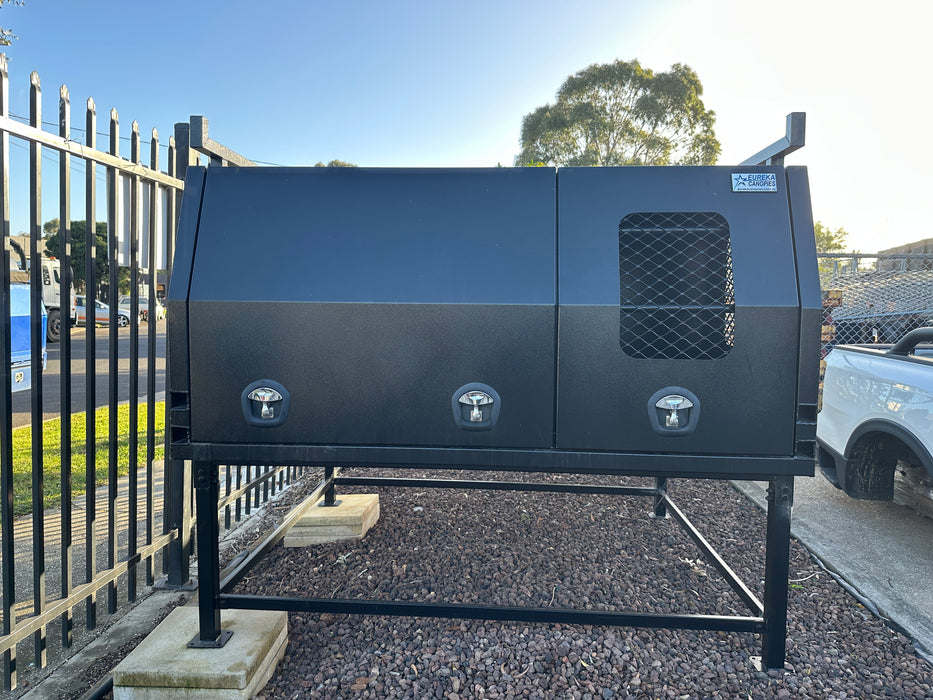 1800x 1800 x 860mm Dog Box Lift Off - Flat Plate Black + x2 Roof Bars (ex display)
