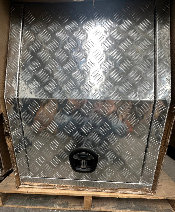 680 x 1800 x 860mm Dog Box Checker Plate with Divider