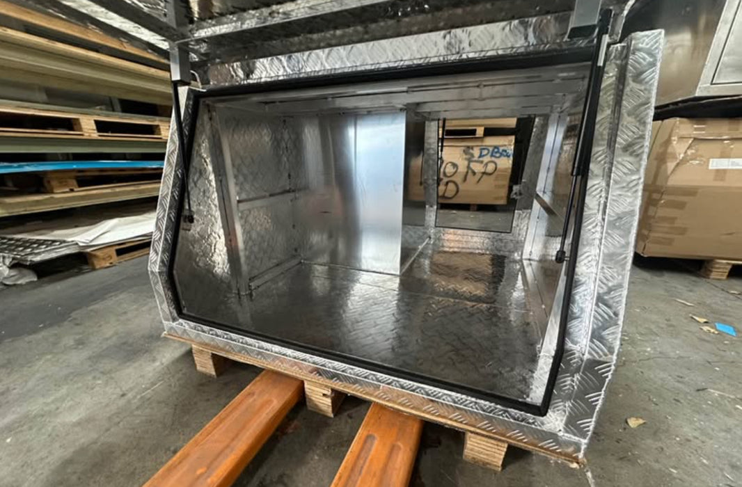 1400 x 1820 x 895mm Checker Plate with Quarter Dog Box