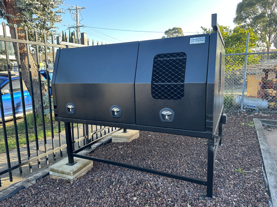 1800x 1800 x 860mm Dog Box Lift Off - Flat Plate Black + x2 Roof Bars (ex display)