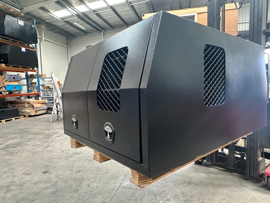 1400 x 1800 x 860mm Dog Box Jack off / Lift off - Flat Plate Black
