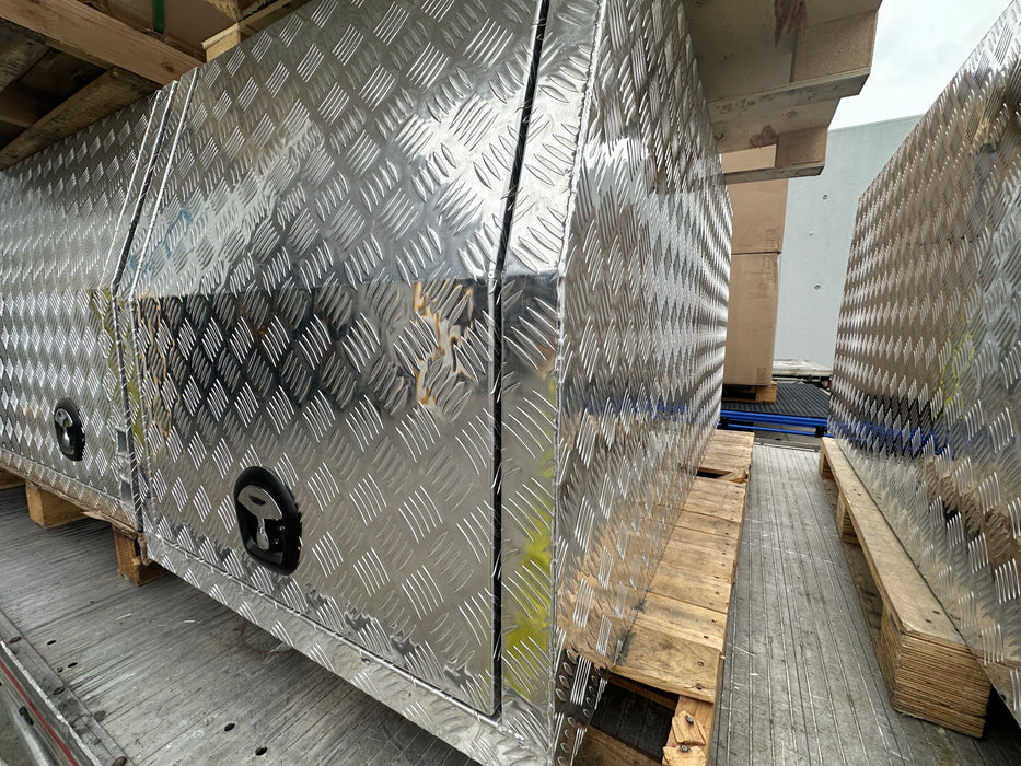 800 x 1800 x 860mm Dog Box - Checker Plate o/s (POWDERCOATING AVAILABLE)