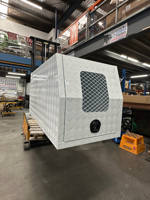 800 x 1800 x 860mm Dog Box - Checker Plate - White (Electric Locks)