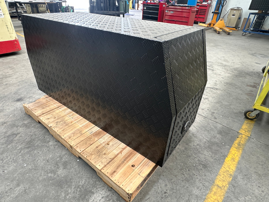 680 x 1800 x 860mm Checker Plate Black o/s