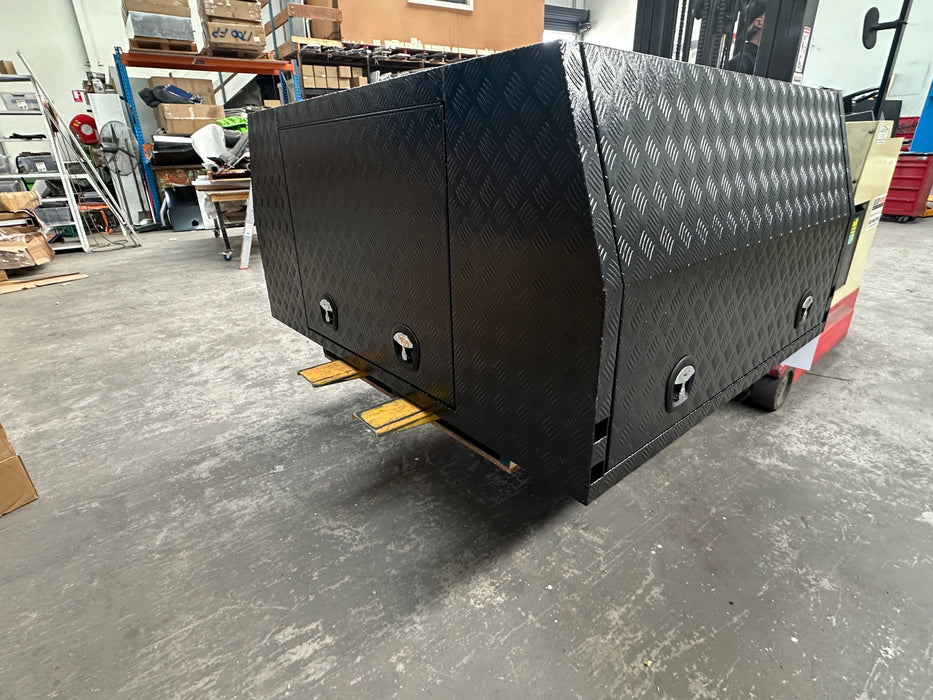 1550 x 1800 x 860mm Jack off / Lift off - 3 Door - Checker Plate Black