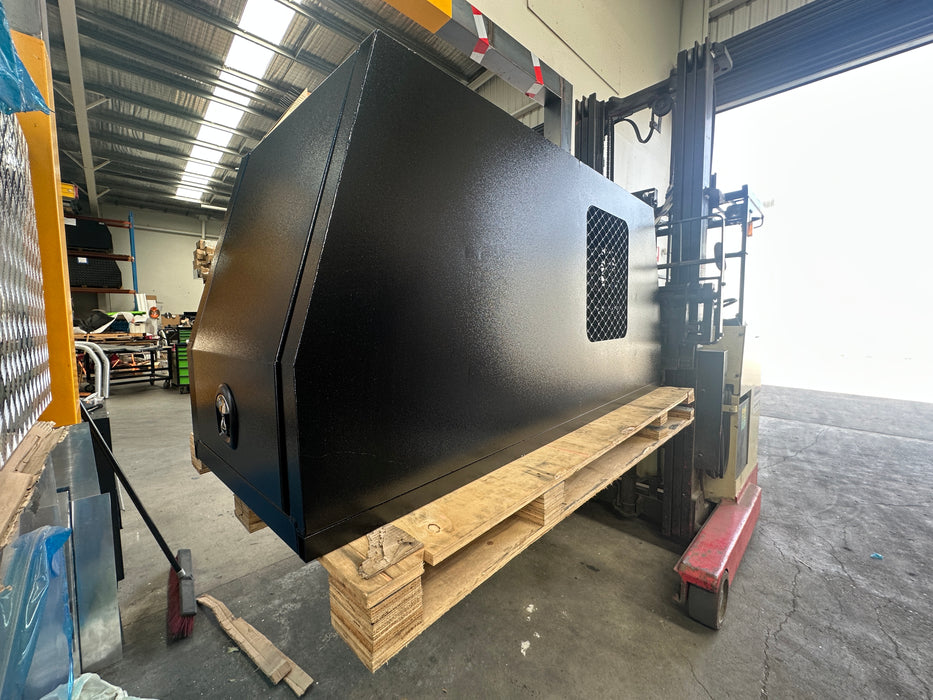 700 x 1830 x 860mm Dog Box - Flat Plate Black