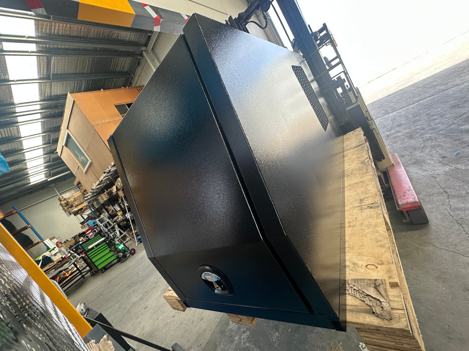 700 x 1830 x 860mm Dog Box - Flat Plate Black