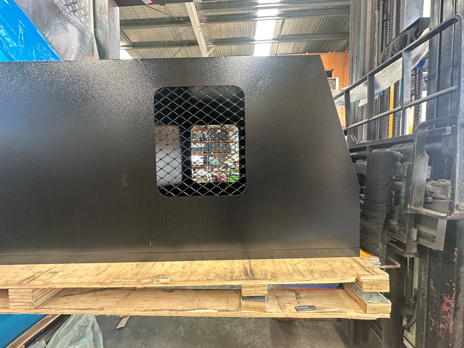 700 x 1830 x 860mm Dog Box - Flat Plate Black