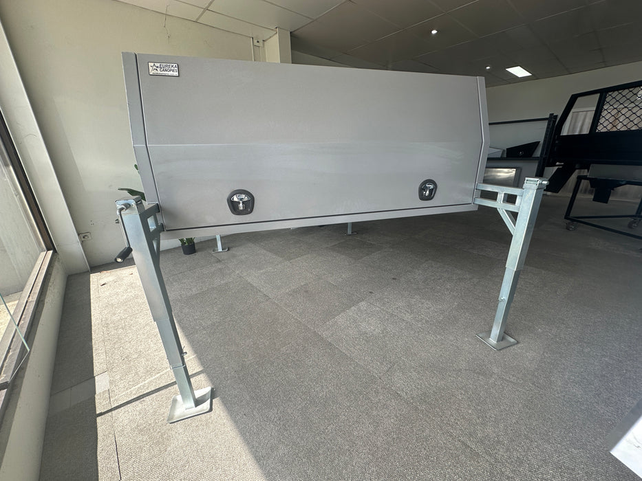 2050 x 2000 x 860mm With Divider Jack off / Lift off - Flat Plate Grey