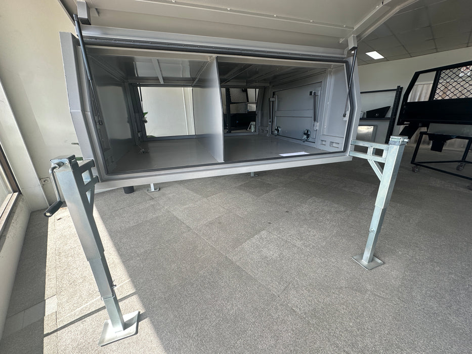 2050 x 2000 x 860mm With Divider Jack off / Lift off - Flat Plate Grey