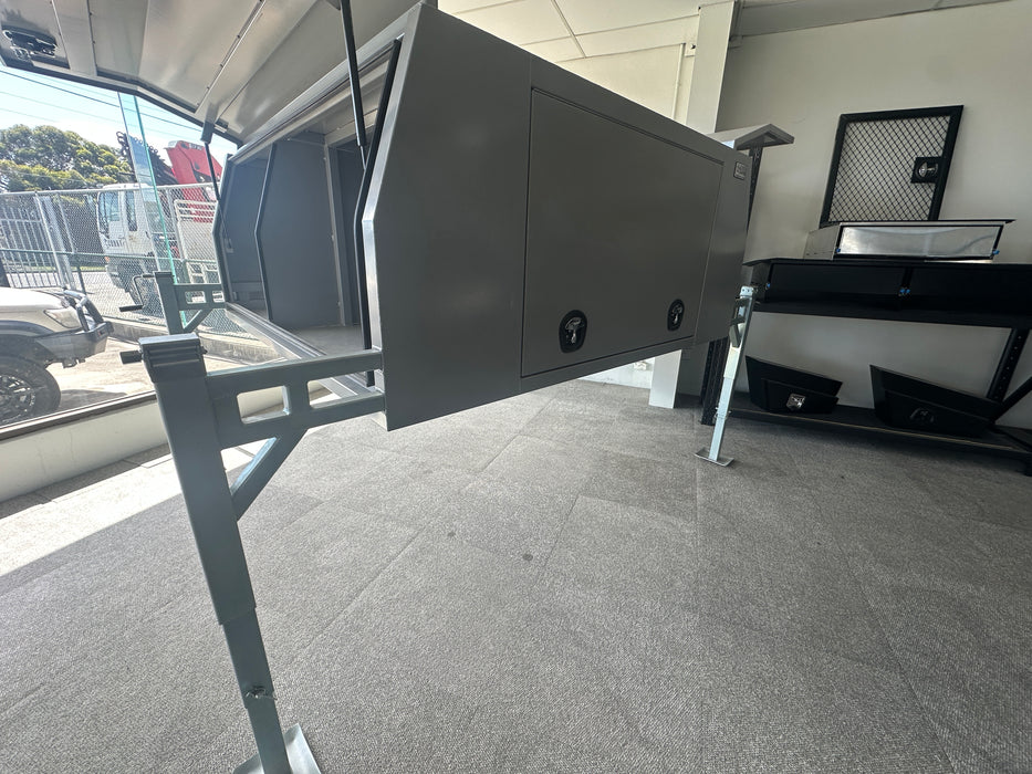 2050 x 2000 x 860mm With Divider Jack off / Lift off - Flat Plate Grey